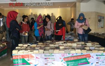 Perpustakaan Merah Putih UNTAG Surabaya Bersama Transmedia Gelar Bazar Buku