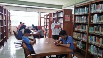 Perpustakaan UNTAG Surabaya Dapat Hibah Buku 1.000 Eksemplar Dari Perpustakaan Nasional