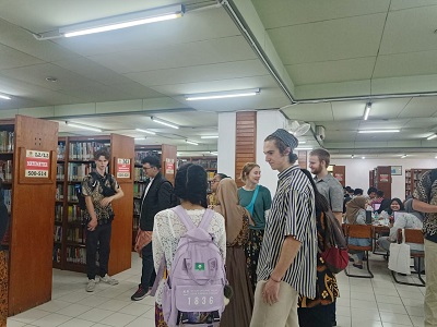 Kunjungan Mahasiswa Amerika ke Perpustakaan